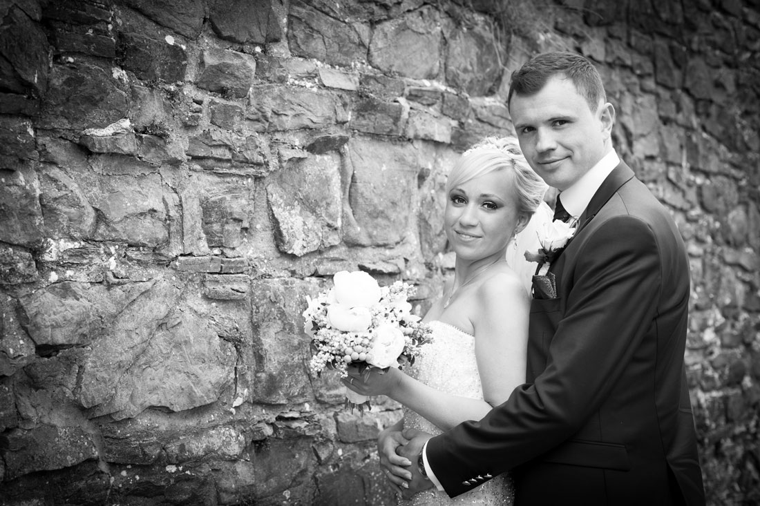 Hochzeit-Burgruine-Windeck-Brautpaar-Porträit-Foto-an-der-Wand-Umarmung-Fruehlingshochzeit2