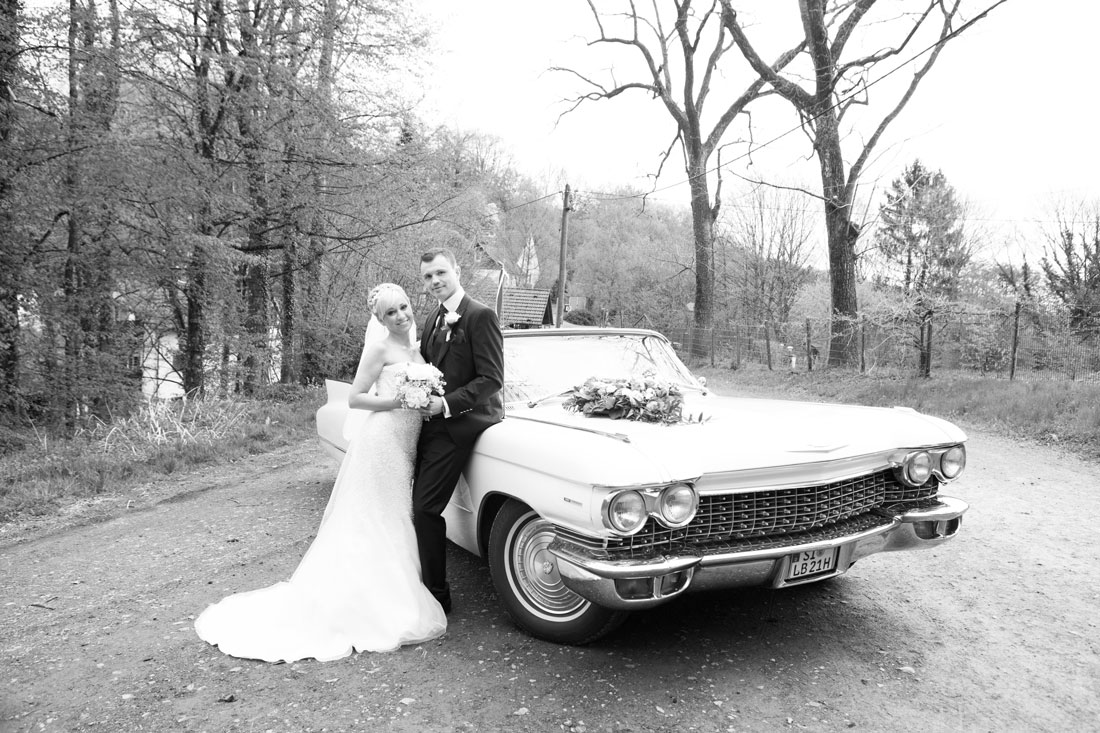 Hochzeit-Oldtimer-Hochzeitsauto-Retroauto-Burgruine-Windeck-Brautpaar-Fruehlingshochzeit