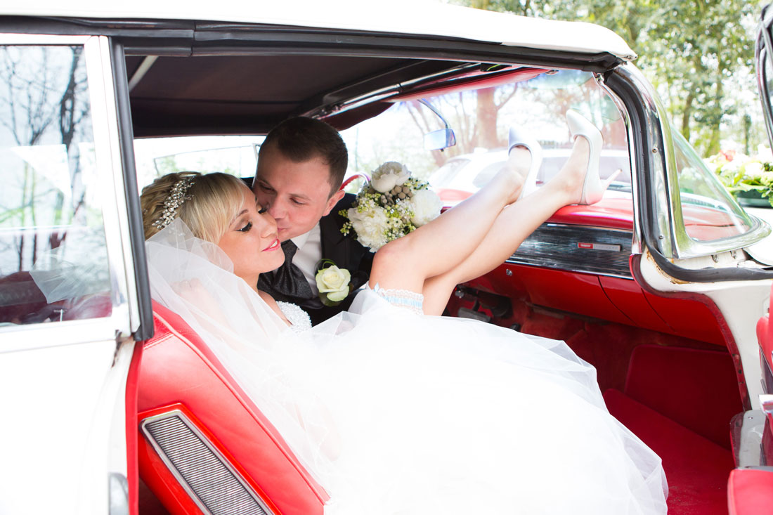 Hochzeit-Oldtimer-Hochzeitsauto-Retroauto-Burgruine-Windeck-Brautpaar-im-Auto-Fruehlingshochzeit1