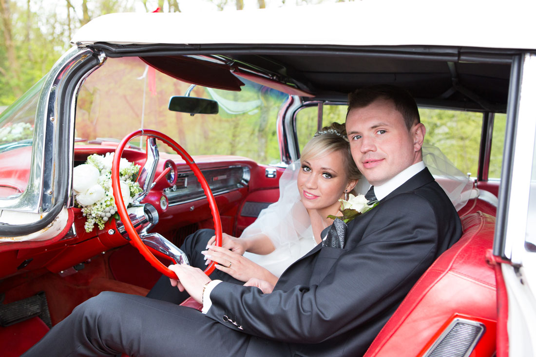 Hochzeit-Oldtimer-Hochzeitsauto-Retroauto-Burgruine-Windeck-Brautpaar-im-Auto-Fruehlingshochzeit2