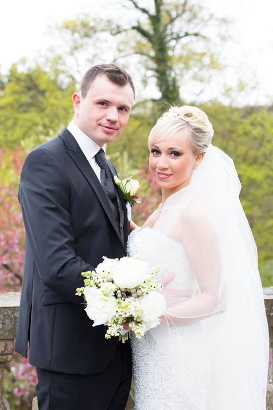 Hochzeit-Schloss-Homburg-in-Numbrecht-Brautpaar-Fruehlingshochzeit