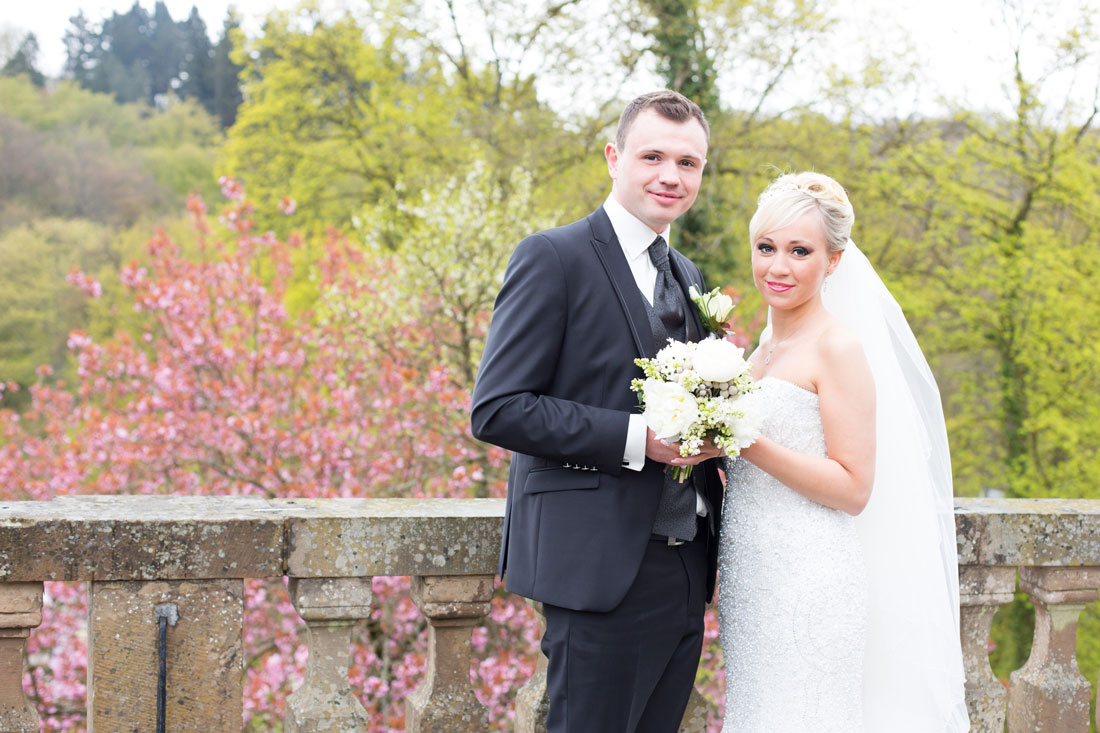 Hochzeit-Schloss-Homburg-in-Numbrecht-Brautpaar-Frühlingshochzeit