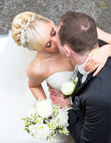 Hochzeit-Schloss-Homburg-in-Numbrecht-Brautpaar-von-oben-kuesst-Fruehlingshochzeit