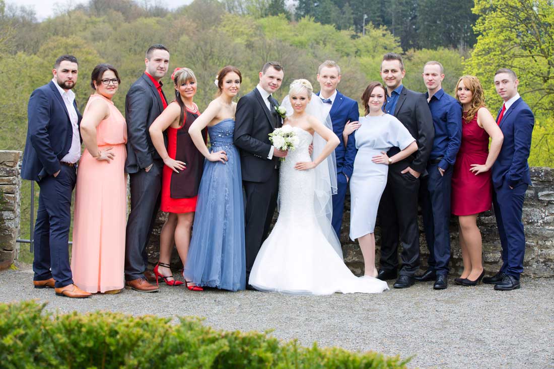 Hochzeit-Schloss-Homburg-in-Numbrecht-Gruppenfoto-mit-Freunden-Fruehlingshochzeit