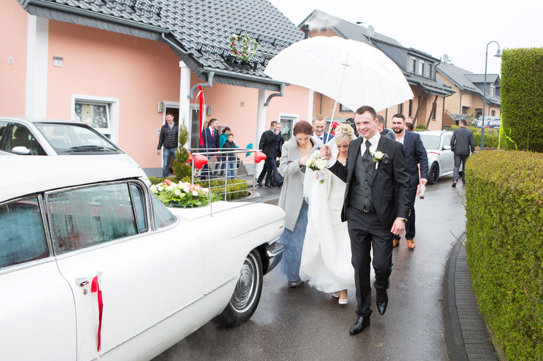Hochzeit-in-Ruppichteroth-Hochzeitsgesellschaft-Regenwetter-Regenschirm