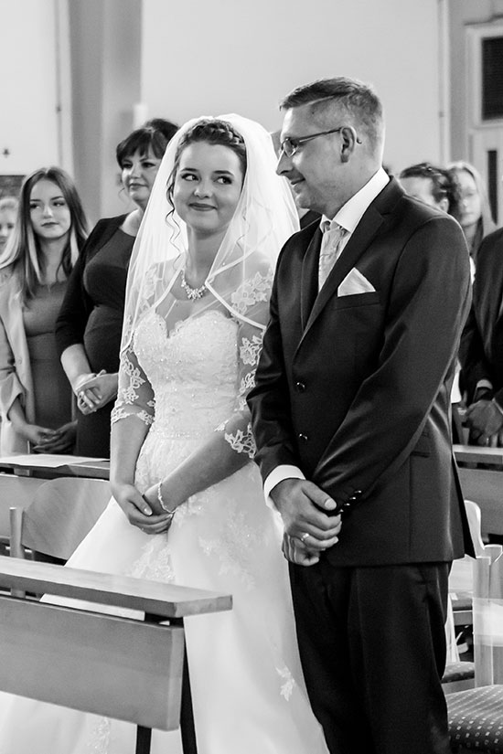 Hochzeit-Trauung-Kirche-St.-Andreas-Kirche-Meine--Brautpaar-Liebesblich-schwarz-weiß-Freude-Erleichterung-vollbracht-Sergej-Metzger-Hochzeitsvideo-Hannover-Fotograf-Hildesheim