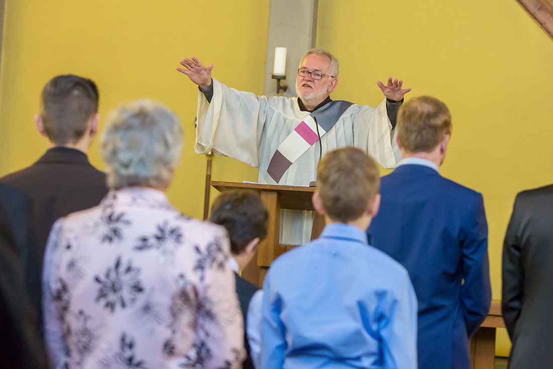 Hochzeit-Trauung-Kirche-St.-Andreas-Kirche-Meine--Brautpaar-Segen-in-der-Kirche-vom-Pfarrer-Sergej-Metzger-Hochzeitsvideo-Hannover-Fotograf-Hildesheim