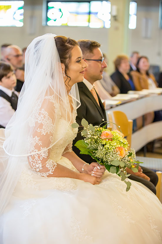 Hochzeit-Trauung-Kirche-St.-Andreas-Kirche-Meine--Brautpaar-aufmerksamkeit-vor-der-Trauung-Brautstrauß-festhalten-Sergej-Metzger-Hochzeitsvideo-Hannover-Fotograf-Hildesheim