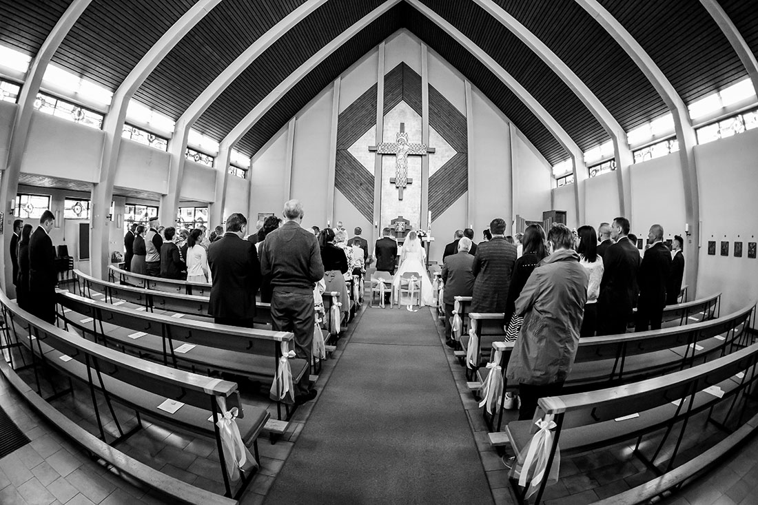Hochzeit-Trauung-Kirche-St.-Andreas-Kirche-Meine-Ganze-Kirche-schwarz-weiß-Fisheye-weitwinkel-Weitsicht-Sergej-Metzger-Hochzeitsvideo-Hannover-Fotograf-Hildesheim