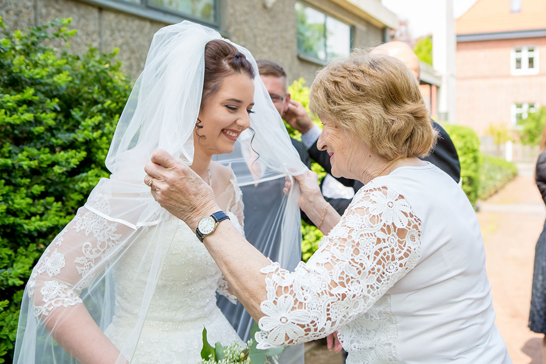 Hochzeit-Trauung-Kirche-St.-Andreas-Kirche-Meine--Großmutter-gratulliert-die-Braut-Sergej-Metzger-Hochzeitsvideo-Hannover-Fotograf-Hildesheim