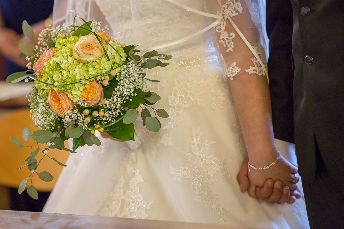 Hochzeit-Trauung-Kirche-St.-Andreas-Kirche-Meine-Hand-in-Hand-vor-dem-Altar-Detail-Brautstrauß-es-ist-soweit-Sergej-Metzger-Hochzeitsvideo-Hannover-Fotograf-Hildesheim