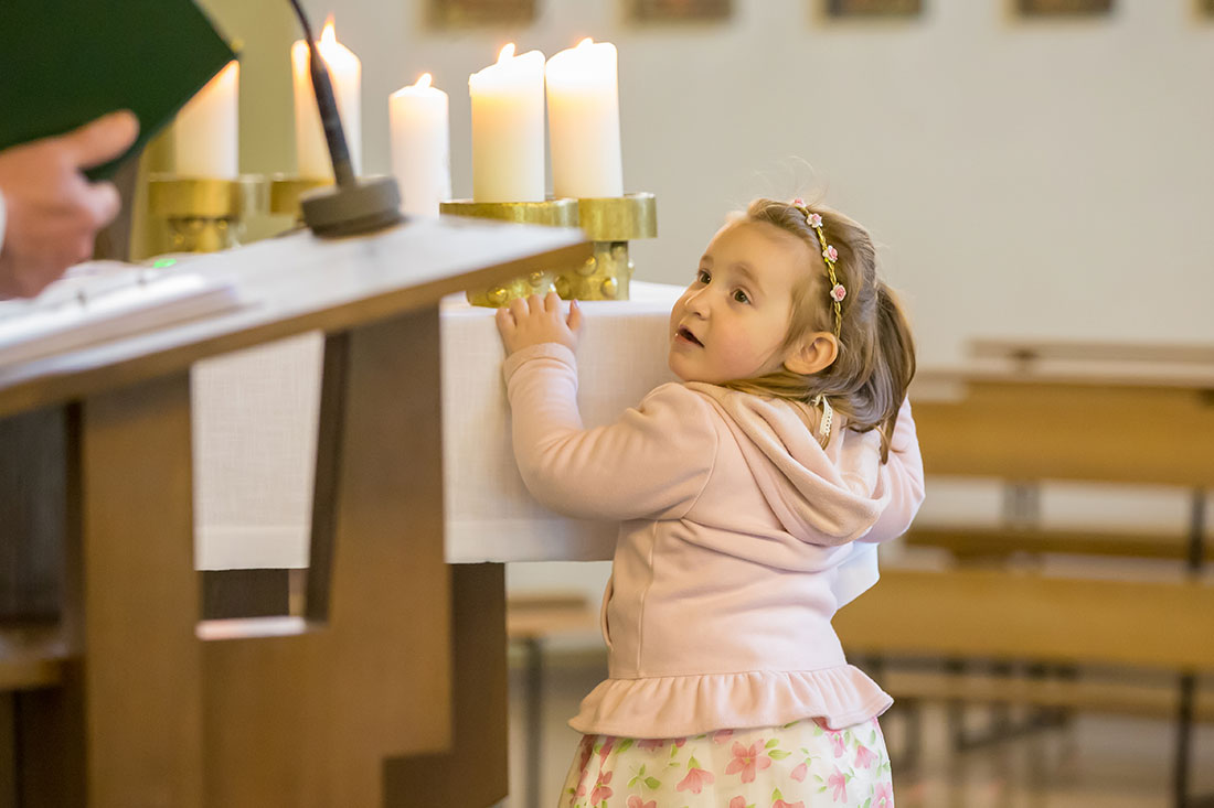 Hochzeit-Trauung-Kirche-St.-Andreas-Kirche-Meine-Kind-neuegierig-Kerzen-süß-Sergej-Metzger-Hochzeitsvideo-Hannover-Fotograf-Hildesheim