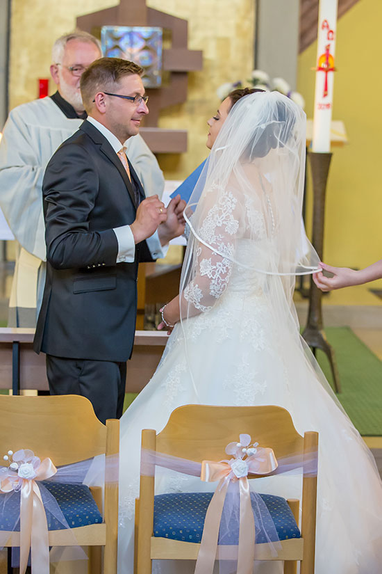 Hochzeit-Trauung-Kirche-St.-Andreas-Kirche-Meine-Kurz-vor-dem-Kuss-schleier-Erwartung-endlich-Sergej-Metzger-Hochzeitsvideo-Hannover-Fotograf-Hildesheim