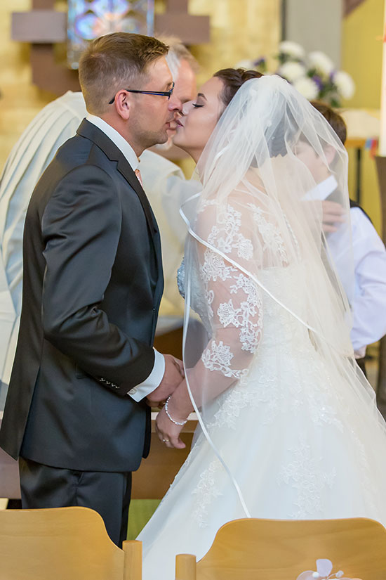 Hochzeit-Trauung-Kirche-St.-Andreas-Kirche-Meine-Kuss-in-der-Kirche-küssen-Brautpaar-Sergej-Metzger-Hochzeitsvideo-Hannover-Fotograf-Hildesheim