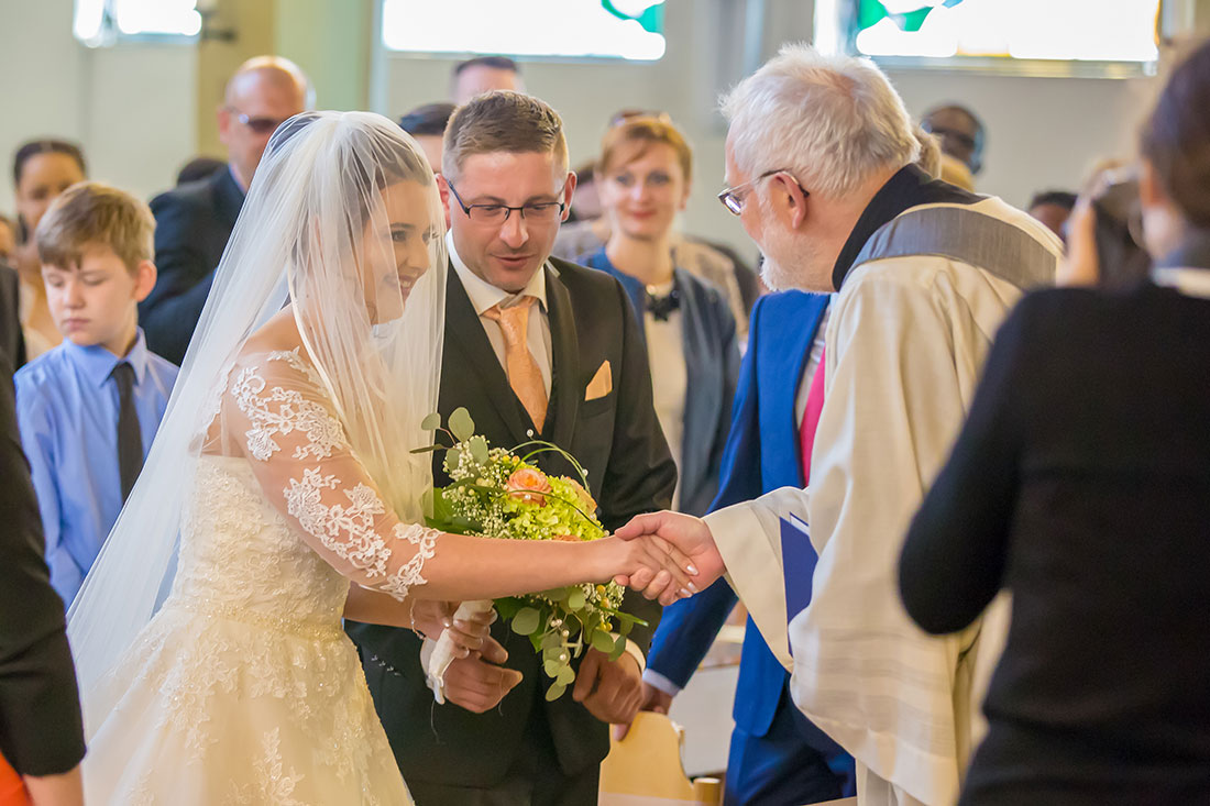 Hochzeit-Trauung-Kirche-St.-Andreas-Kirche-Meine-Paster-gratulliert--Sergej-Metzger-Hochzeitsvideo-Hannover-Fotograf-Hildesheim