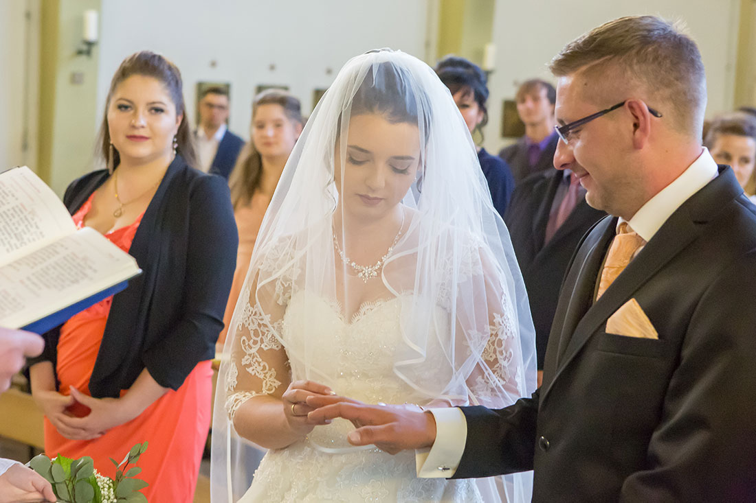 Hochzeit-Trauung-Kirche-St.-Andreas-Kirche-Meine-Ringe-Trauringe-anstecken-Vollbracht-mein-Mann-meine-Frau-Sergej-Metzger-Hochzeitsvideo-Hannover-Fotograf-Hildesheim