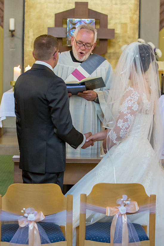 Hochzeit-Trauung-Kirche-St.-Andreas-Kirche-Meine-Trauspruch-vor-dem-Altar-Pfarrer-liest-aus-der-Bibel-Sergej-Metzger-Hochzeitsvideo-Hannover-Fotograf-Hildesheim