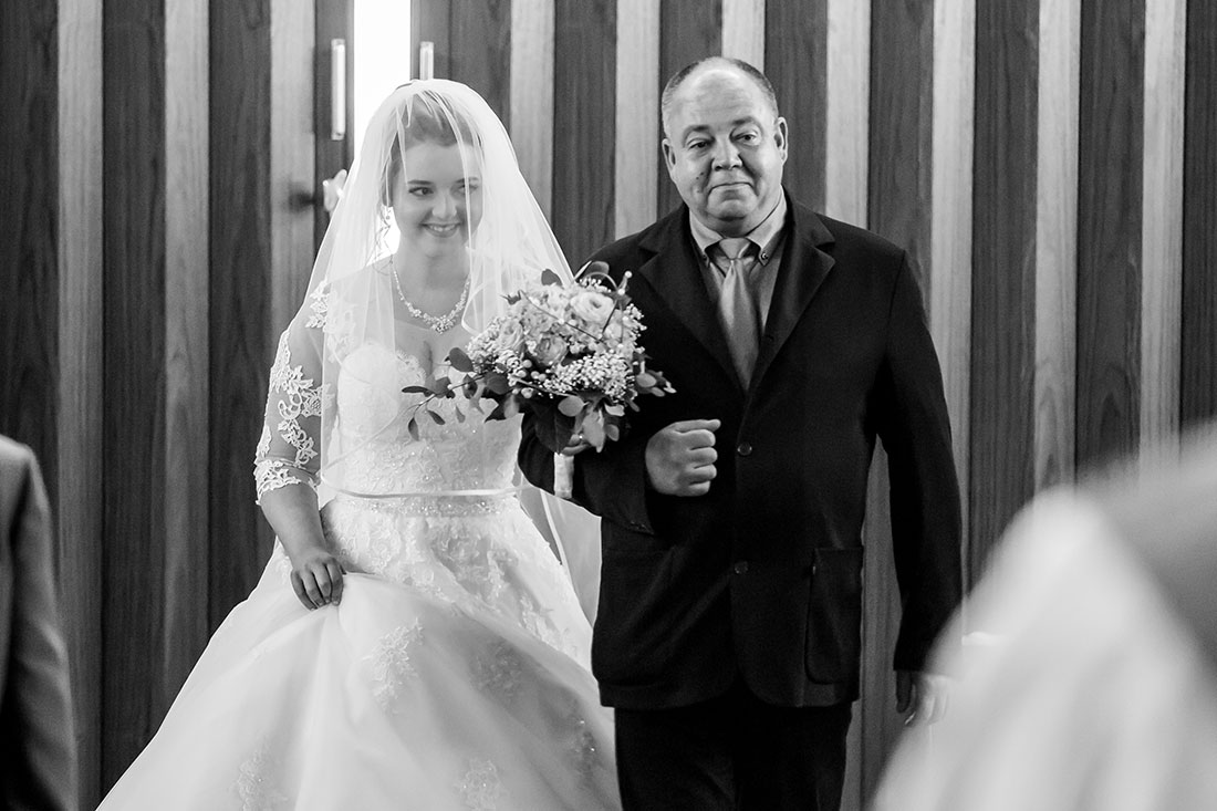 Hochzeit-Trauung-Kirche-St.-Andreas-Kirche-Meine-Vater-führt-Braut-zum-Altar-Sergej-Metzger-Hochzeitsvideo-Hannover-Fotograf-Hildesheim