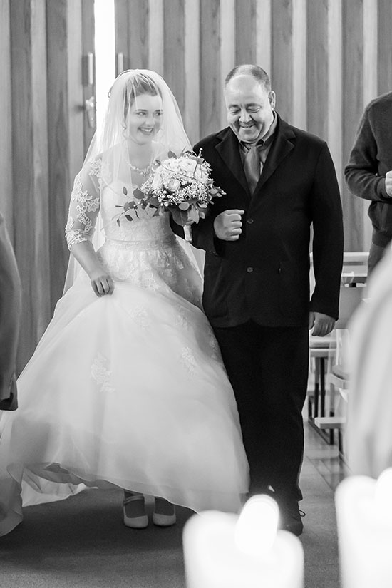 Hochzeit-Trauung-Kirche-St.-Andreas-Kirche-Meine-Vater-führt-Braut-zum-Altar-schwarz-weiß-Sergej-Metzger-Hochzeitsvideo-Hannover-Fotograf-Hildesheim