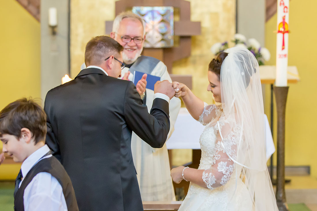 Hochzeit-Trauung-Kirche-St.-Andreas-Kirche-Meine-endlich-verheiratet-Freude-lustig-bib-mir-ein-fünffür-immer-Spaß-Sergej-Metzger-Hochzeitsvideo-Hannover-Fotograf-Hildesheim