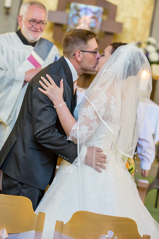 Hochzeit-Trauung-Kirche-St.-Andreas-Kirche-Meine-leidenschaftlich-Freude-Pfarrer-Kuss-in-der-Kirche-küssen-Brautpaar-Sergej-Metzger-Hochzeitsvideo-Hannover-Fotograf-Hildesheim