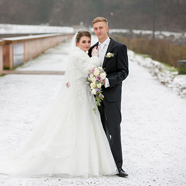 Hochzeit im Winter Osterode Sössetalsperre Brautpaar romantisch liebevoll Junge Familie Schnee Brautstrauß Sergej Metzger Hochzeitsvideo in Hannover Fotograf