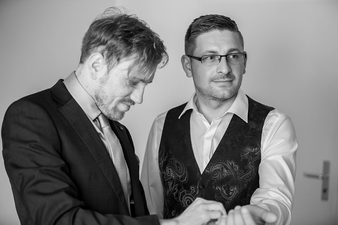 Hochzeit-in-Braunschweig-Bräutigam-getting-ready-Trauzeuge-Manschettenknöpfe-schwarz-weis-Sergej-Metzger-Hochzeitsvideo-Hannover-Fotograf-Hildesheim