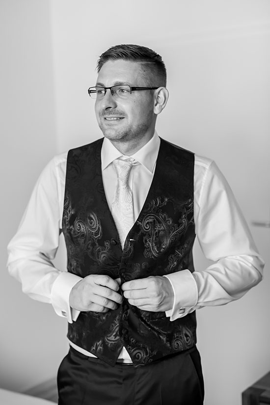 Hochzeit-in-Braunschweig-Bräutigam-getting-ready-Weste-Manschettenknöpfe-schwarz-weis-Sergej-Metzger-Hochzeitsvideo-Hannover-Fotograf-Hildesheim