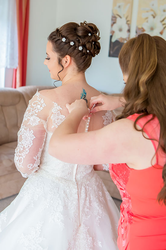 Hochzeit-in-Braunschweig-getting-ready-der-Braut-Brautkleid-Rücken-Knöpfe-Reißverschluss-Vorbereitung-Sergej-Metzger-Hochzeitsvideo-Hannover-Fotograf-Hildesheim