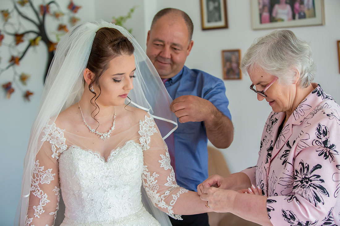 Hochzeit-in-Braunschweig-getting-ready-der-Braut-Brautschmuck-Armband-Oma-Vater-Vorbereitung-Sergej-Metzger-Hochzeitsvideo-Hannover-Fotograf-Hildesheim