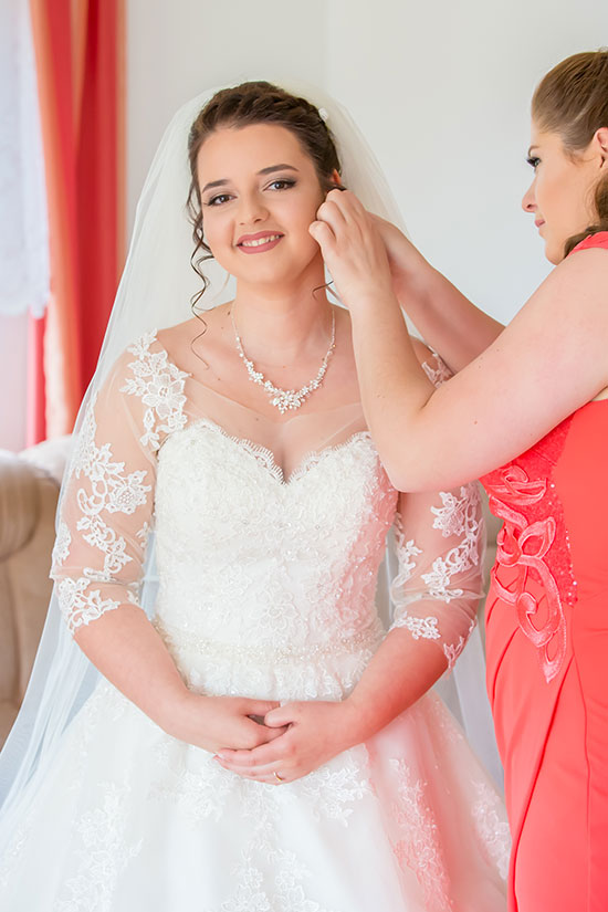 Hochzeit-in-Braunschweig-getting-ready-der-Braut-Brautschmuck-zart-Kette-Ohringe-Trauzeugin--Vorbereitung-Sergej-Metzger-Hochzeitsvideo-Hannover-Fotograf-Hildesheim