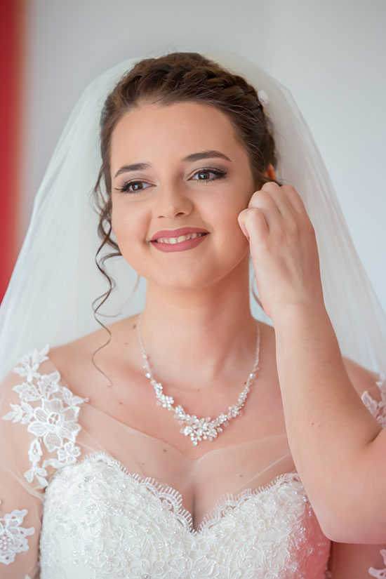 Hochzeit-in-Braunschweig-getting-ready-der-Braut-Brautschmuck-zart-Kette-Ohringe-Vorbereitung-Sergej-Metzger-Hochzeitsvideo-Hannover-Fotograf-Hildesheim