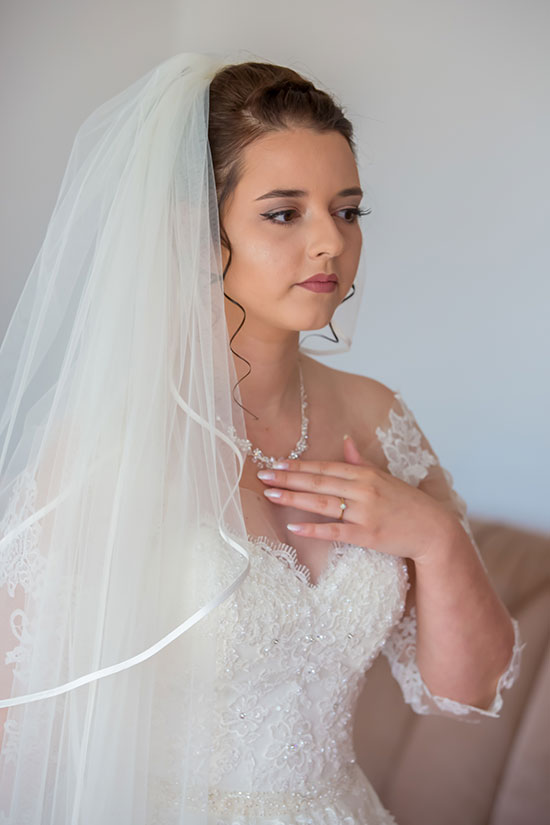 Hochzeit-in-Braunschweig-getting-ready-der-Braut-Brautschmuck-zart-Kette-Vorbereitung-Sergej-Metzger-Hochzeitsvideo-Hannover-Fotograf-Hildesheim