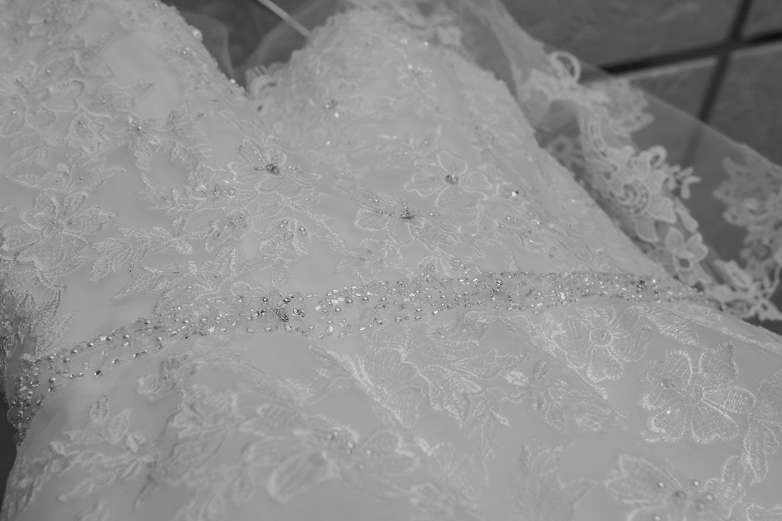 Hochzeit-in-Braunschweig-getting-ready-der-Braut-Hochzeitskleid-schwarz-weiß-detail-Spitze-Vorbereitung-Sergej-Metzger-Hochzeitsvideo-Hannover-Fotograf-Hildesheim