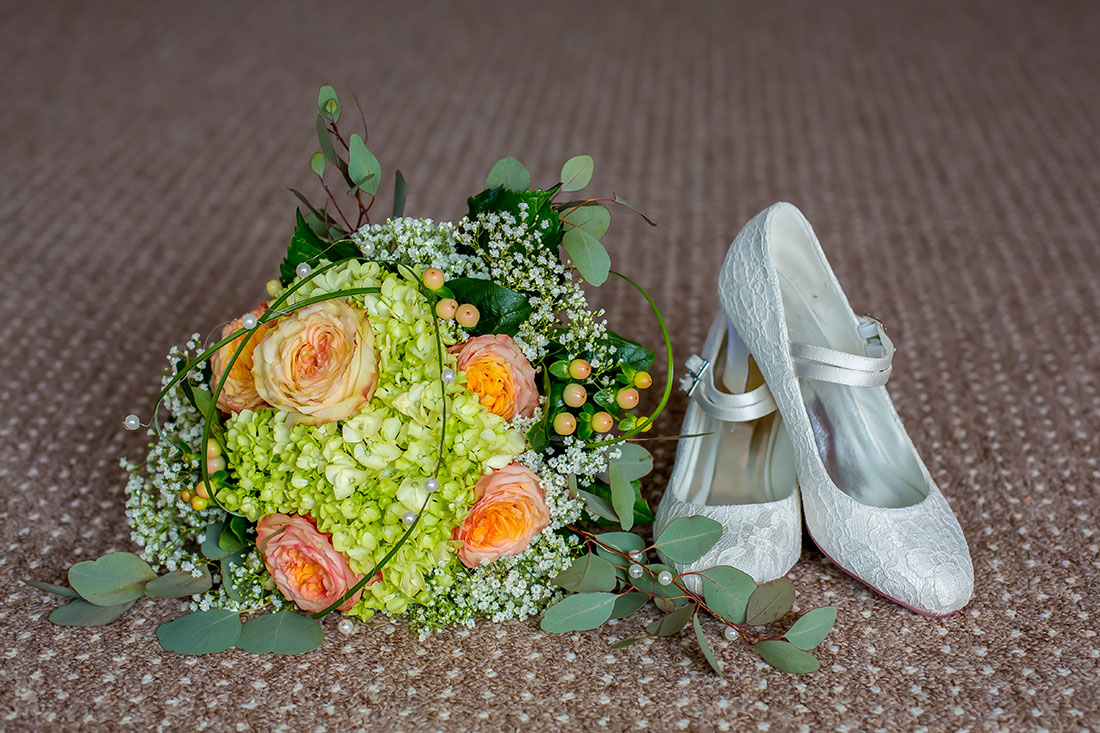 Hochzeit-in-Braunschweig-getting-ready-der-Braut-Komposition-Brautschuhe-Brautstrauß-Vorbereitung-Sergej-Metzger-Hochzeitsvideo-Hannover-Fotograf-Hildesheim