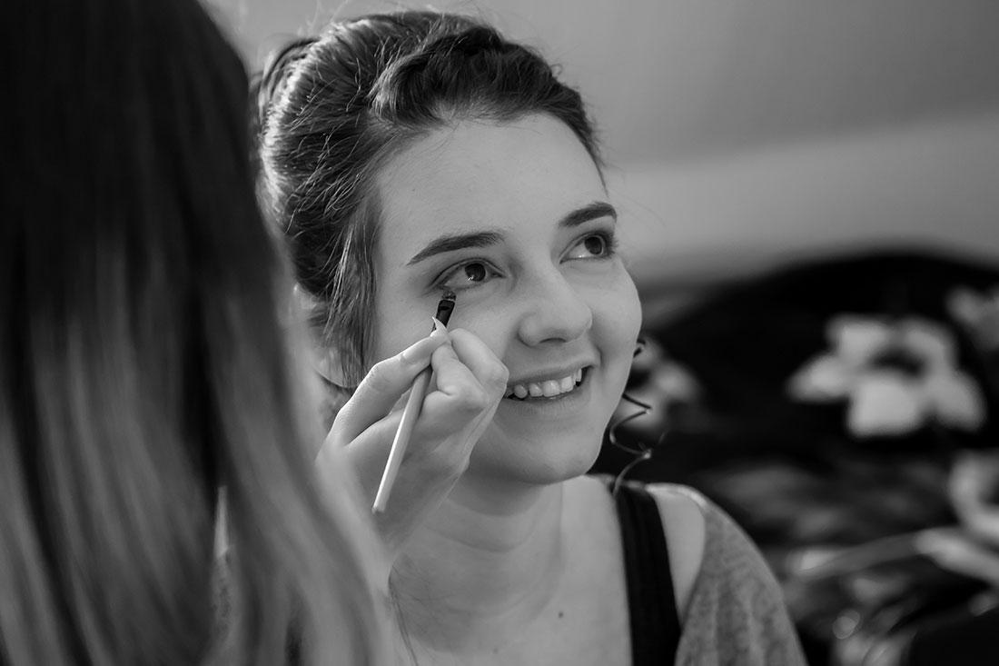 Hochzeit-in-Braunschweig-getting-ready-der-Braut-Macke-up-schminken-Vorbereitung-Freude-am-Morgen-schwarz-weis-Sergej-Metzger-Hochzeitsvideo-Hannover-Fotograf-Hildesheim