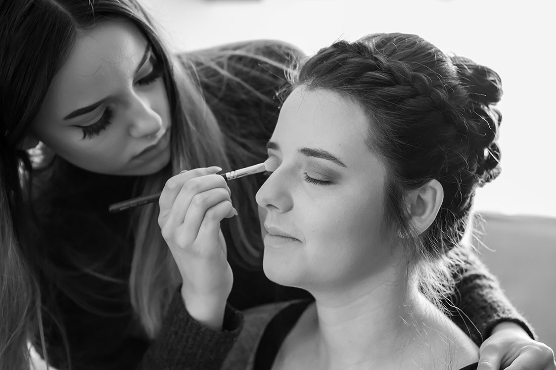 Hochzeit-in-Braunschweig-getting-ready-der-Braut-Macke-up-schminken-Vorbereitung-Schwester-schwarz-weis-Sergej-Metzger-Hochzeitsvideo-Hannover-Fotograf-Hildesheim