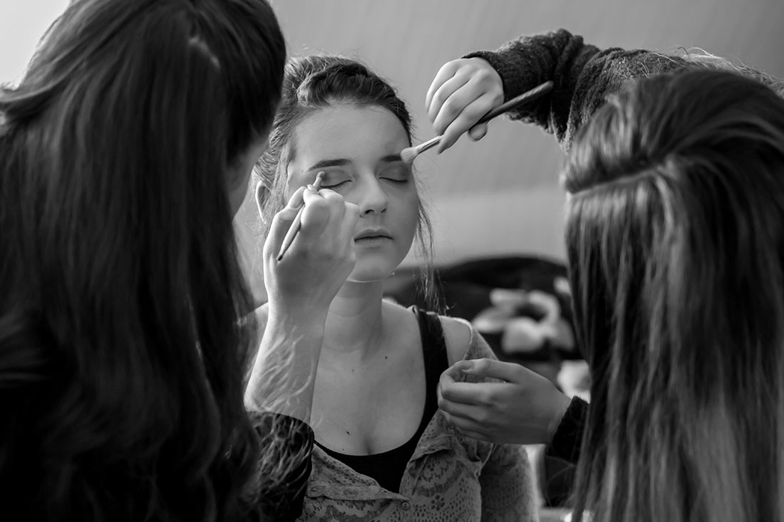 Hochzeit-in-Braunschweig-getting-ready-der-Braut-Macke-up-schminken-Vorbereitung-schwarz-weis-Sergej-Metzger-Hochzeitsvideo-Hannover-Fotograf-Hildesheim