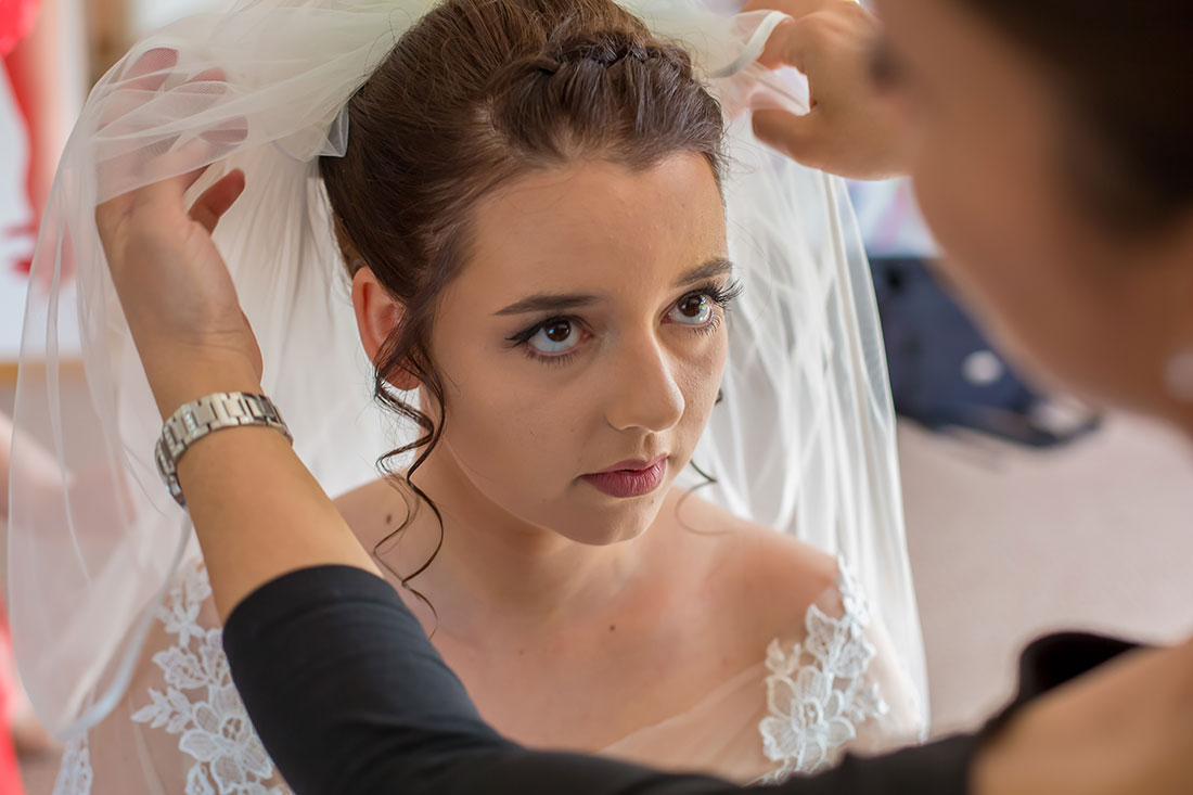 Hochzeit-in-Braunschweig-getting-ready-der-Braut-Schleier-anziehen-Vorbereitung-Sergej-Metzger-Hochzeitsvideo-Hannover-Fotograf-Hildesheim