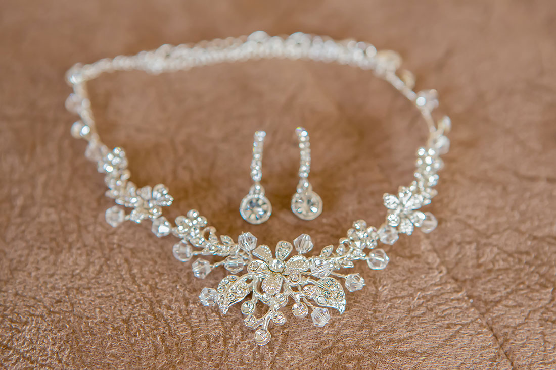 Hochzeit-in-Braunschweig-getting-ready-der-Braut-Schmuck-Kette-Ohringe-Brautschmuck-Vorbereitung-Sergej-Metzger-Hochzeitsvideo-Hannover-Fotograf-Hildesheim