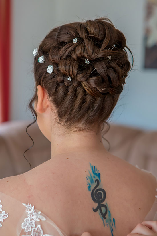 Hochzeit-in-Braunschweig-getting-ready-der-Braut-Tatoo-auf-dem-Rücken-Brautkleid-Frisur-fertig-Vorbereitung-Sergej-Metzger-Hochzeitsvideo-Hannover-Fotograf-Hildesheim