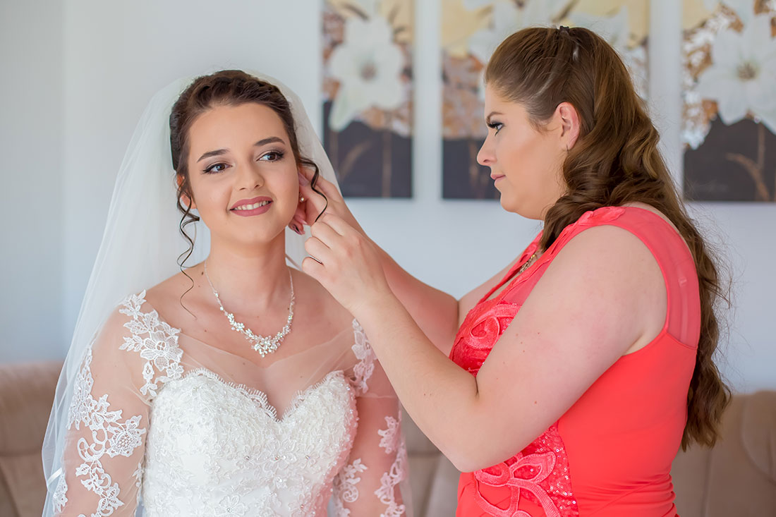 Hochzeit-in-Braunschweig-getting-ready-der-Braut-Trauzeugin-Brautschmuck-zart-Kette-Ohringe-Vorbereitung-Sergej-Metzger-Hochzeitsvideo-Hannover-Fotograf-Hildesheim