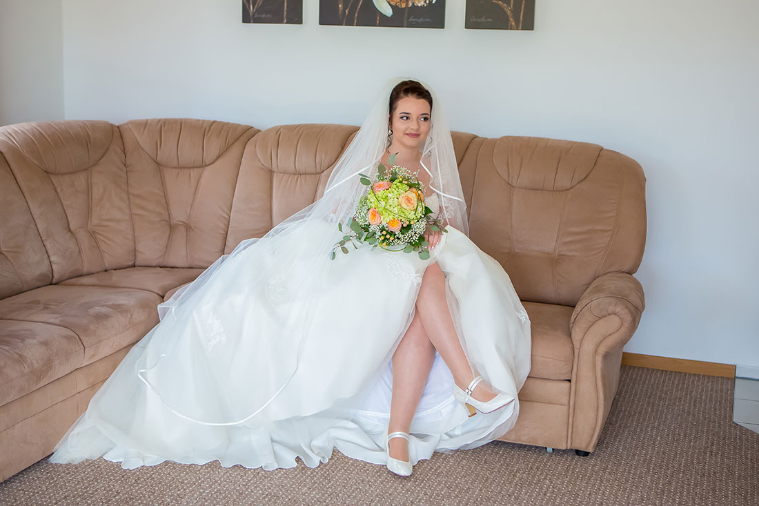 Hochzeit-in-Braunschweig-getting-ready-der-Braut-fertig-mit-Brautstrauß-Vorbereitung-Sergej-Metzger-Hochzeitsvideo-Hannover-Fotograf-Hildesheim