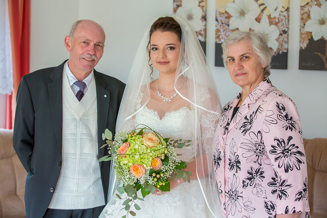 Hochzeit-in-Braunschweig-getting-ready-der-Braut-mit-Oma-und-Opa-Großvater-Großmutter-Vorbereitung-Sergej-Metzger-Hochzeitsvideo-Hannover-Fotograf-Hildesheim