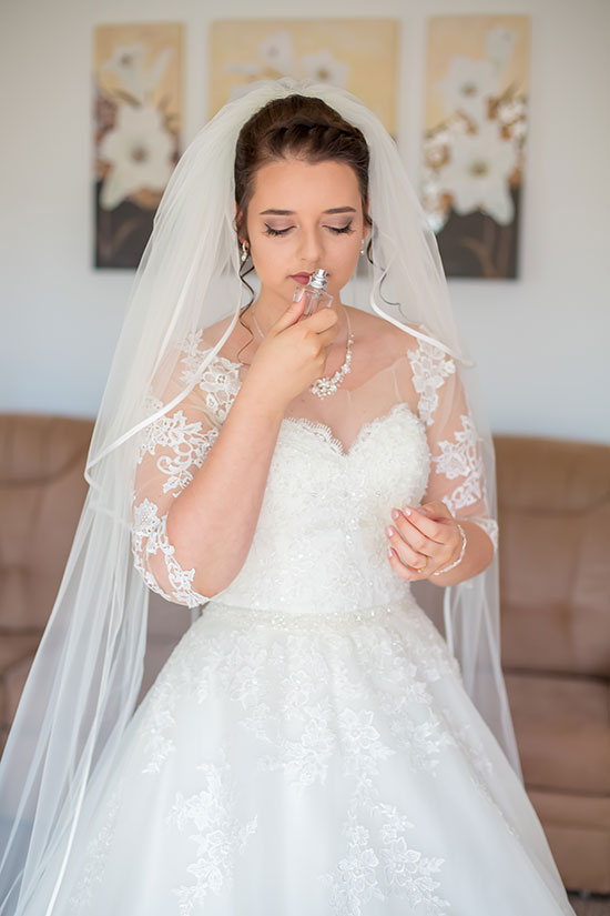 Hochzeit-in-Braunschweig-getting-ready-der-Braut-mit-Parfüm-langer-schleier-Vorbereitung-Sergej-Metzger-Hochzeitsvideo-Hannover-Fotograf-Hildesheim