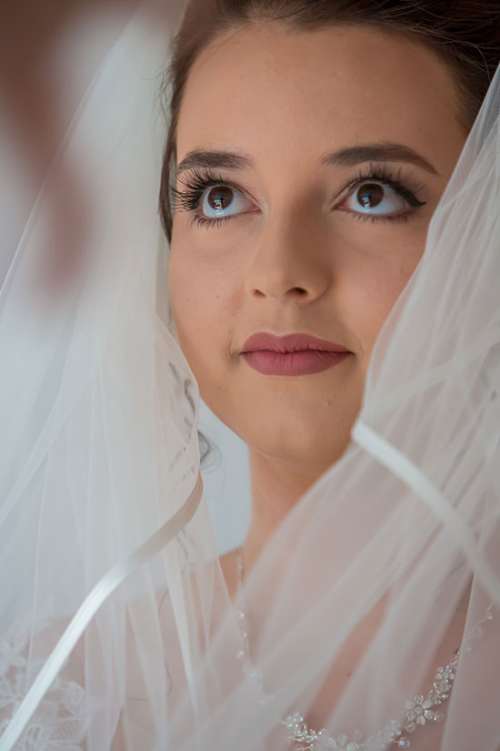 Hochzeit-in-Braunschweig-getting-ready-der-Braut-schleier-Blick-nach-oben-Vorbereitung-Sergej-Metzger-Hochzeitsvideo-Hannover-Fotograf-Hildesheim