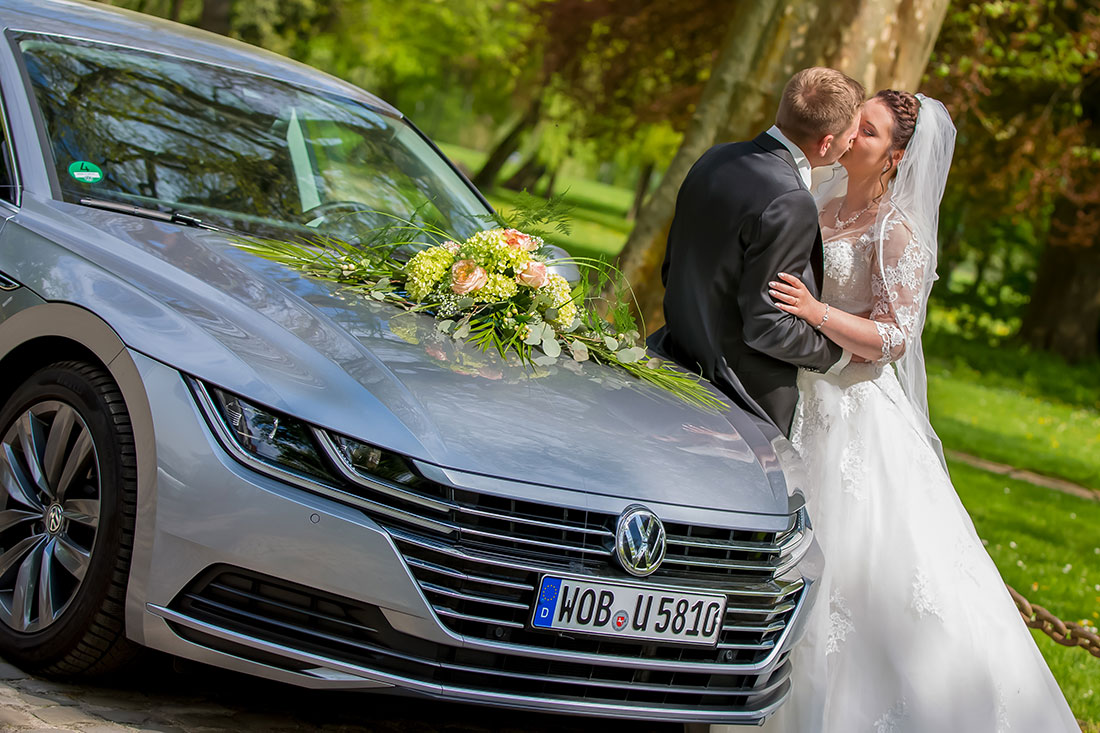 Hochzeit-in-Schloss-Gifhorn-Schlosspark-Paarschooting-am-Hochzeitsauto-kuss-küssen-Sergej-Metzger-Hochzeitsvideo-Hannover-Fotograf-Hildesheim