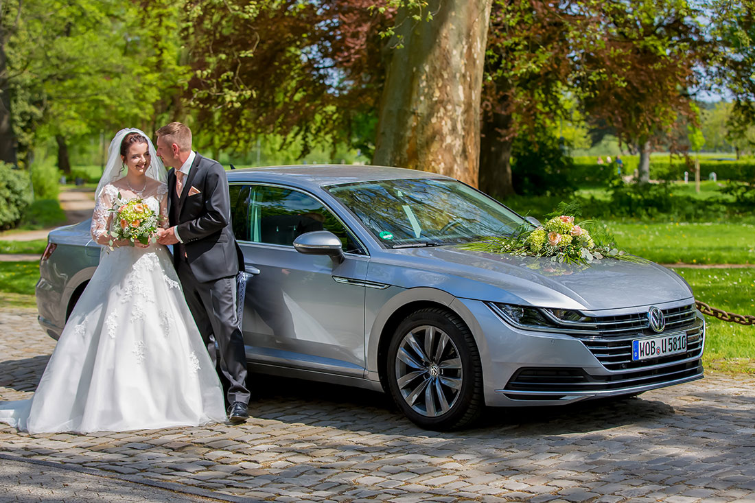 Hochzeit-in-Schloss-Gifhorn-Schlosspark-Paarshooting-am-Hochzeitsauto-Sergej-Metzger-Hochzeitsvideo-Hannover-Fotograf-Hildesheim