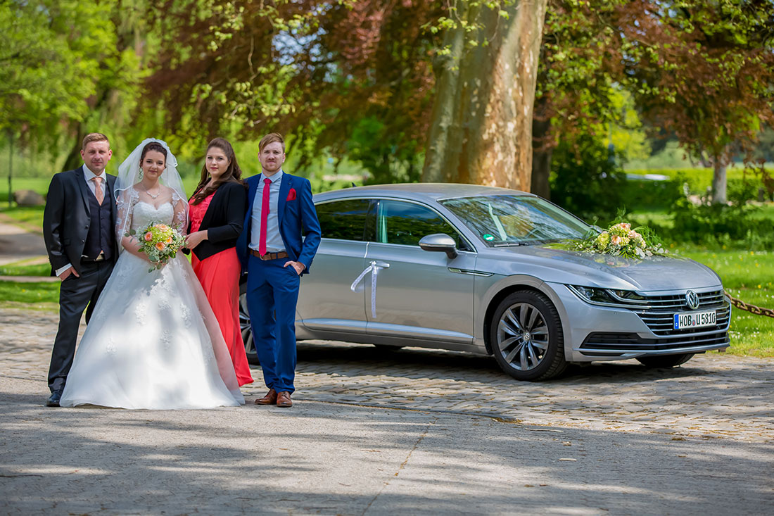 Hochzeit-in-Schloss-Gifhorn-Schlosspark-Paarshooting-am-Hochzeitsauto-mit-Trauzeugen-klassisch-Sergej-Metzger-Hochzeitsvideo-Hannover-Fotograf-Hildesheim