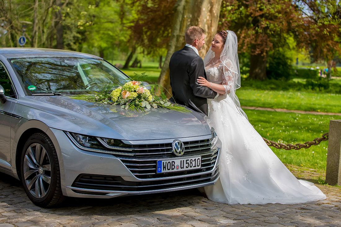 Hochzeit-in-Schloss-Gifhorn-Schlosspark-Paarshooting-am-Hochzeitsauto-romantisch-Sergej-Metzger-Hochzeitsvideo-Hannover-Fotograf-Hildesheim